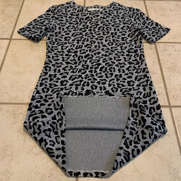 La Classe Couture Gray & Black Leopard Print Short Sleeve Mini Dress - Size M - Picture 2 of 8